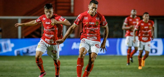 Vila Nova vence o Botafogo-SP por 3 a 1 e fica a três pontos do G4