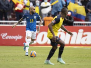 Daniel Alves supera Rivellino e se torna o terceiro jogador com mais partidas pela Seleção
