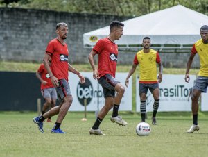 Vitória segue preparação para enfrentar o Fortaleza; Tréllez e Alisson Santos treinam finalização
