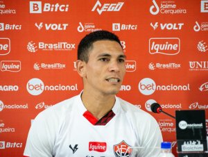 Apresentado no Vitória, volante Léo Gomes fala em acesso e projeta partida da Copa do Brasil 