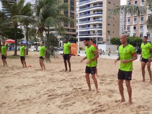 Elenco do Vitória treina na praia após derrota para o Fortaleza