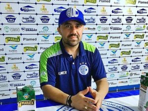 Luizinho Lopes, ex-Confiança, conversa com o Vitória para assumir o comando técnico da equipe