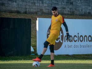 Novo reforço do Vitória, goleiro Dalton prega disputa saudável no gol: ''Chego pra agregar''