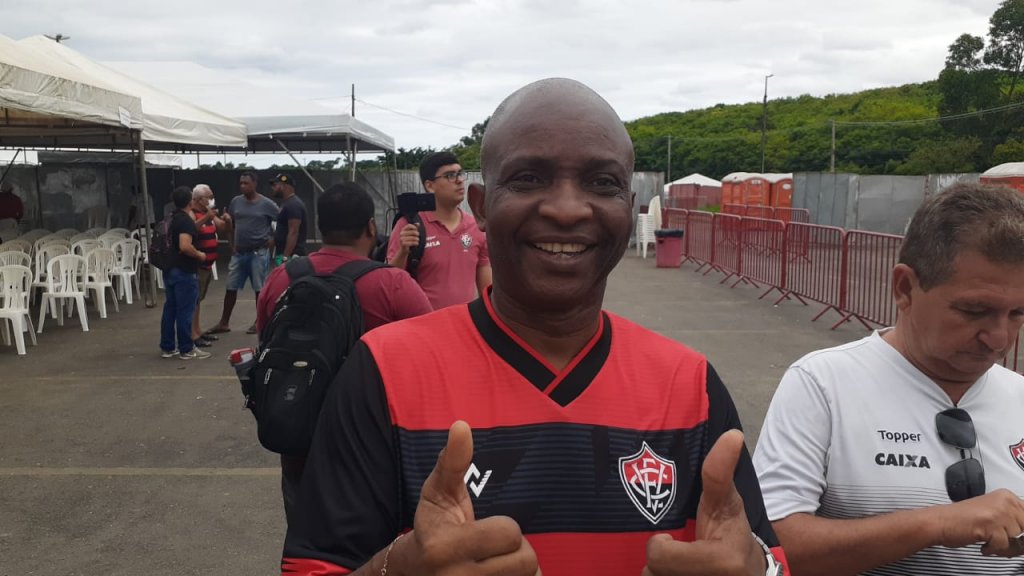 Presidente do Vitória assiste jogo no meio da galera, o jogo de ontem de  noite 