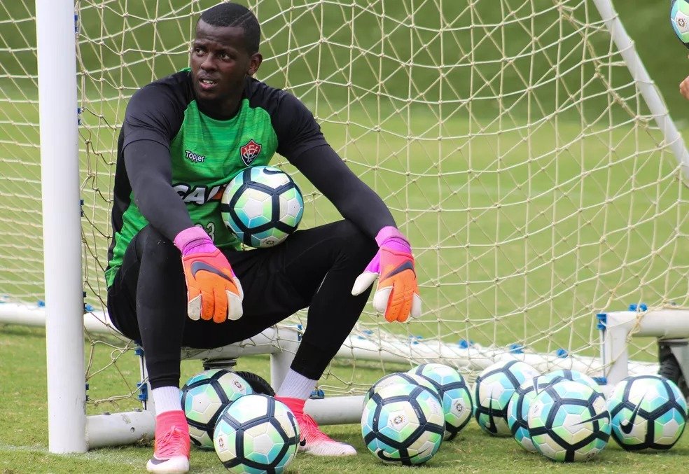 Revelado na base do Vitória, goleiro Lee espera fazer grande