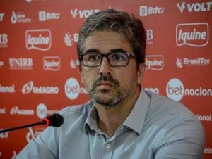 Diretor de futebol do Vitória revela principal dificuldade para negociar reforços; saiba qual é