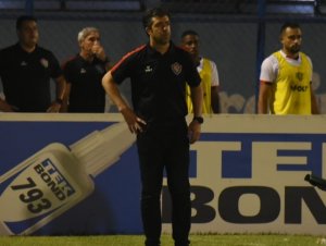 João Burse cobra equipe, mas destaca pontos positivos em empate do Vitória: ''Eles tentaram''
