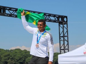 Isaquias Queiroz é campeão mundial no C1 500 metros no Canadá