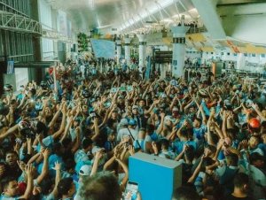 Antes de embarque para pegar o Vitória, torcida do Paysandu festeja em aeroporto e emociona atletas