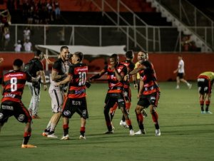 Com gol de Rodrigão, Vitória bate o Paysandu em primeiro jogo do quadrangular da Série C