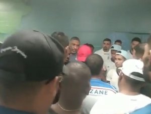 Em retorno à Salvador, delegação do Bahia é recebida com protesto dos torcedores; veja vídeo