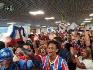 Delegação do Bahia é recebida com festa no aeroporto 