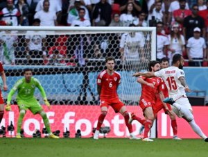 Irã faz dois nos acréscimos, vence Gales e se recupera na Copa após goleada sofrida na estreia