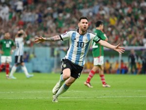Com golaços de Messi e Enzo Fernández, Argentina vence o México e embola Grupo C da Copa