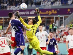 Argentina domina a Polônia, vence e garante vaga nas oitavas da Copa; poloneses também avançam