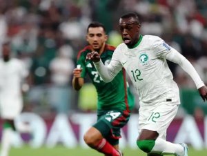 México vence a Arábia Saudita, mas é eliminado da Copa no saldo de gols