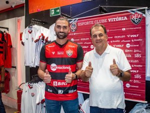 Apresentado diante da torcida, Gamalho explica escolha pelo Vitória: ''Clube histórico, vitorioso''