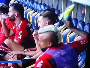 Vidal pede desculpa por arremessar chuteiras no banco do Flamengo