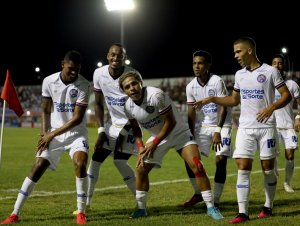 Bahia bate o Atlético de virada e conquista primeira vitória na Copa do Nordeste