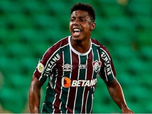 Vitória se aproxima de volante ex-Fluminense; saiba quem