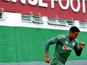 Chapecoense atravessa o Vitória e contrata lateral do Fluminense