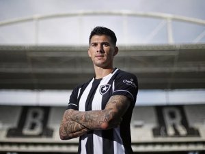 Em disputa com o Bahia, Botafogo iguala proposta e se aproxima da permanência de Victor Cuesta