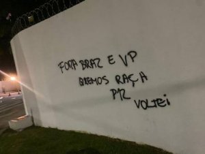  Torcedores picham muros do Centro de Treinamentos do Flamengo 