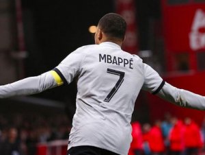 Mbappé marca em Vitória do PSG e quebra mais um recorde histórico; veja