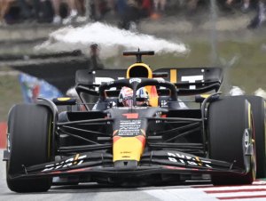 Max Verstappen passeia no GP da Espanha e segue líder isolado da F-1