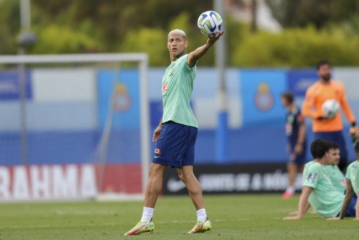 Jogadores se apresentam à seleção brasileira nesta segunda e fazem primeiro  treinamento