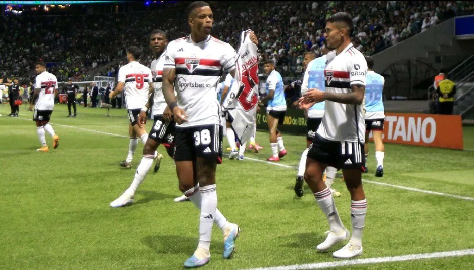 Corinthians vence o Palmeiras e larga na frente na semifinal do