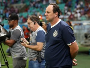 Rogério Ceni diz que faltou comunicação da defesa do Bahia em derrota contra o Santos 