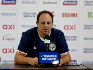 Rogério Ceni pede calma do torcedor do Bahia com Everaldo 