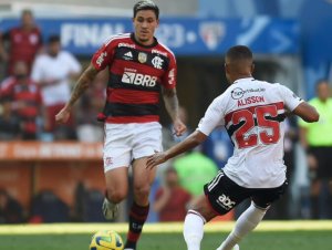  Com Gabigol e James Rodríguez no banco, São Paulo e Flamengo estão escalados para a decisão
