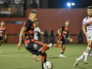 Ex-jogador do Vitória acusa clube de dívida por vencimentos atrasados