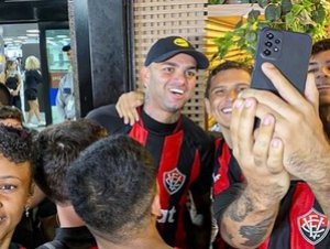 Vídeo: Novo reforço do Vitória, Luan é recebido por torcedores após desembarque em Salvador