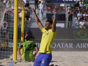 Mundial de Beach Soccer: Brasil goleia Japão para alcançar semifinal