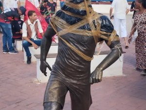 Moradores de Juazeiro pedem retirada de estátua de Daniel Alves; obra já foi vandalizada