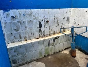 Torcedor denuncia péssimas condições de banheiros do Estádio Mário Pessoa