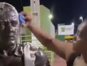 Prima de Daniel Alves limpa estátua do atleta após obra ser pichada em Juazeiro; assista