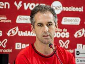 Léo Condé ainda crê na classificação e lamenta expulsão diante do Bahia 