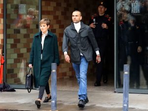 Após pagar fiança, Daniel Alves deixa prisão na Espanha
