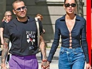 Daniel Alves é visto de mãos dadas com a esposa em passeio pela Espanha; veja