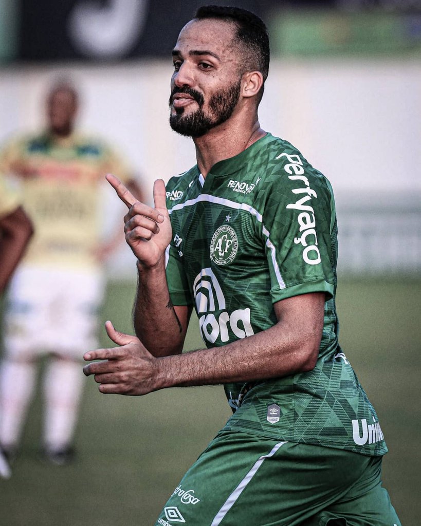 Ex-jogador do Bahia e Chapecoense faz gol e garante empate da