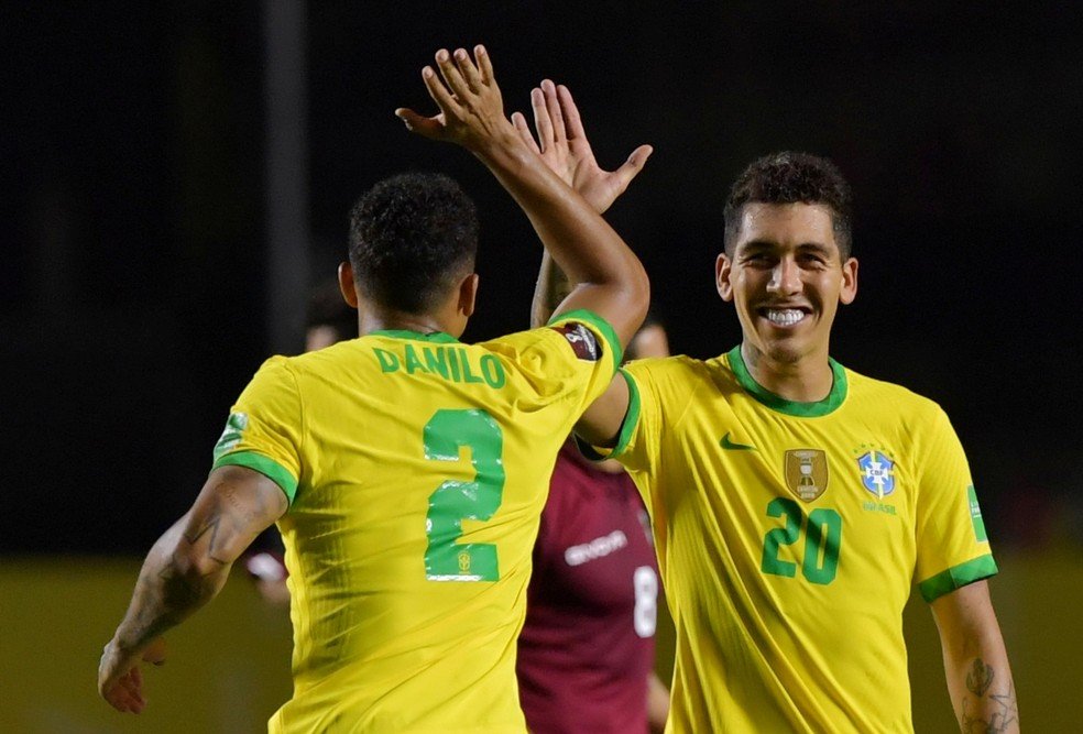 Vivendo momento artilheiro na seleção brasileira, Firmino vibra