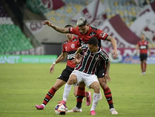 Flamengo vence Fluminense no primeiro jogo da final do Carioca